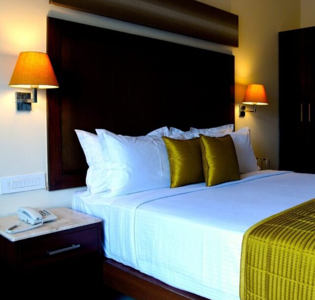 double bedroom with amenities